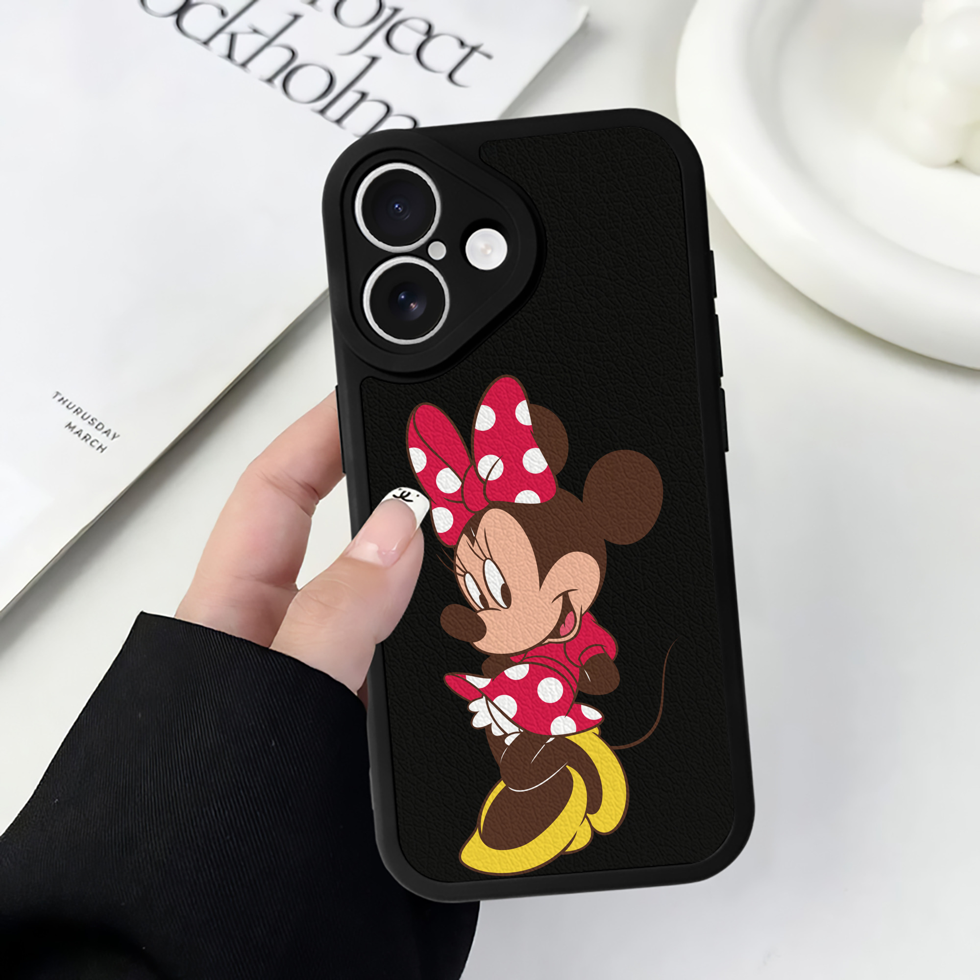 （画像用） ミッキーマウス Mickey Mouse 【iPhone 16シリーズ対応】シリコンスマホケース（レザー調） 材質：シリコン